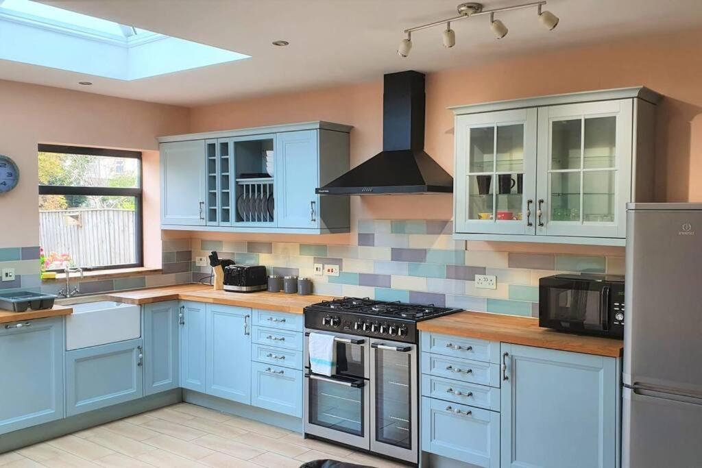 5 Bed, 2 Bath Home + Terrace, Garden & Parking Swindon Exterior photo