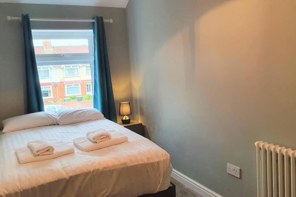 5 Bed, 2 Bath Home + Terrace, Garden & Parking Swindon Exterior photo