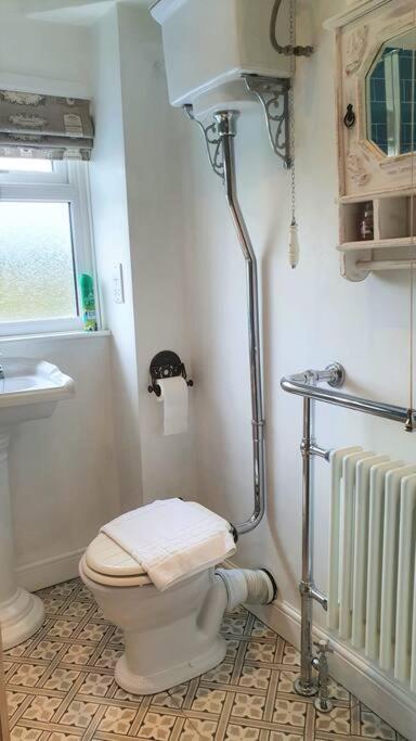 5 Bed, 2 Bath Home + Terrace, Garden & Parking Swindon Exterior photo