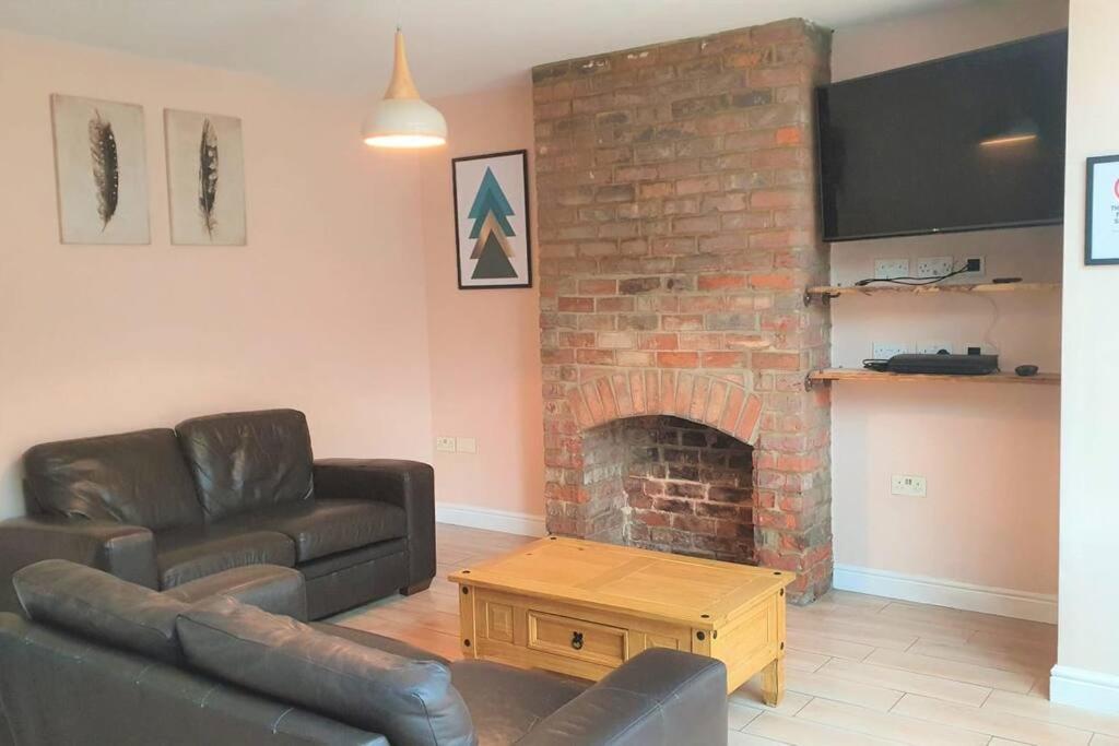 5 Bed, 2 Bath Home + Terrace, Garden & Parking Swindon Exterior photo